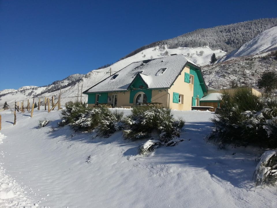 Property building, Facade/entrance, Winter