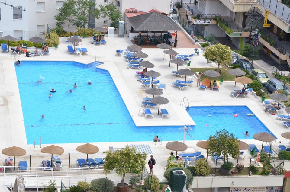 Day, Pool view, group of guests