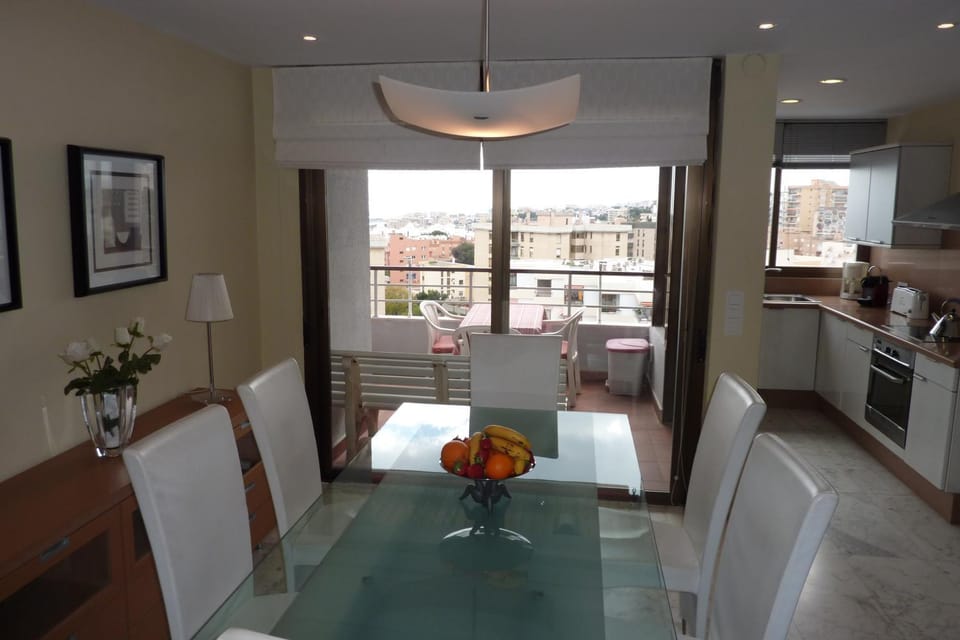 Day, Dining area