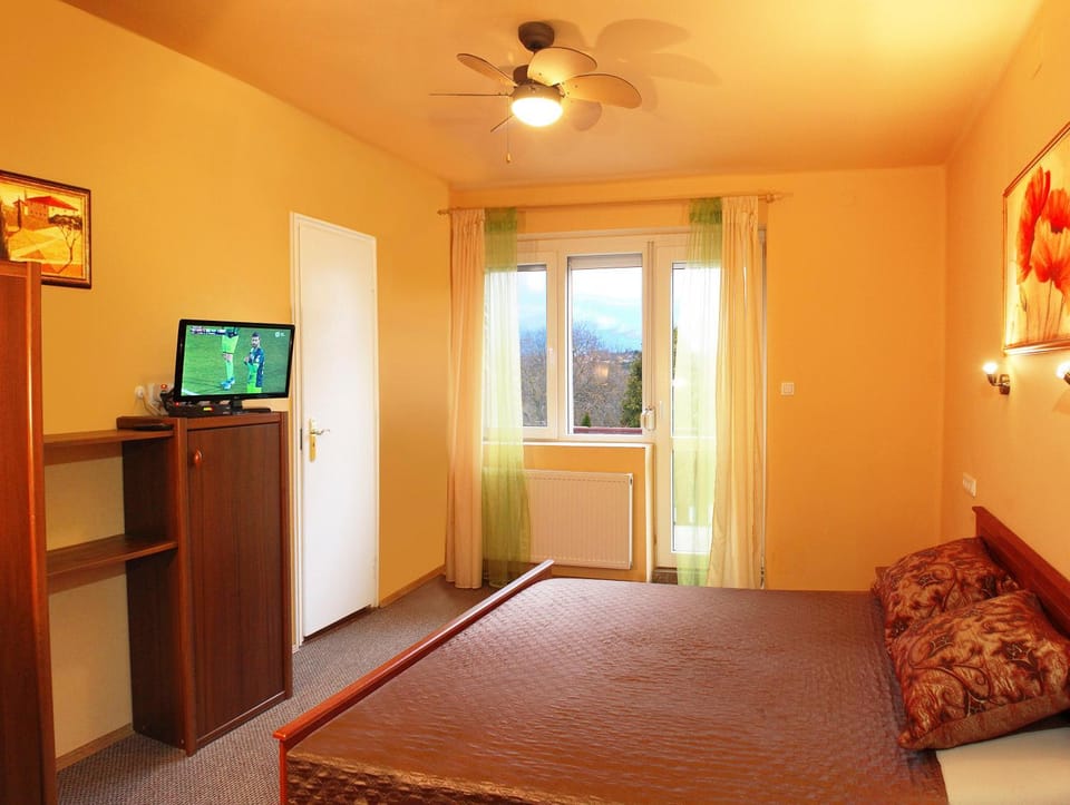Bed, Activities, TV and multimedia, Photo of the whole room, Decorative detail, Bedroom, On site, Garden view