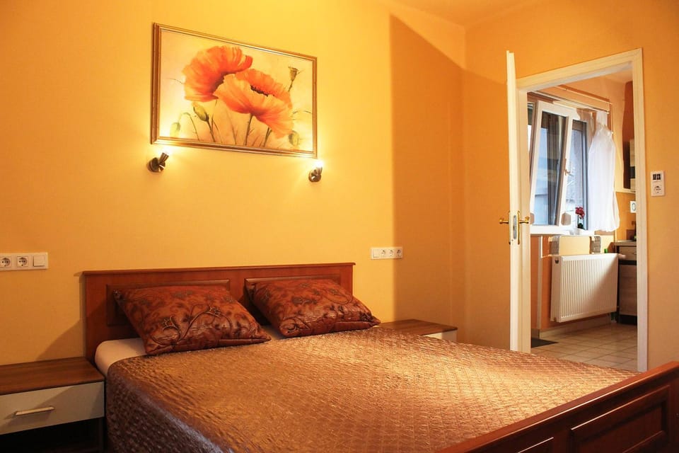 Bed, Activities, Photo of the whole room, Decorative detail, Bedroom