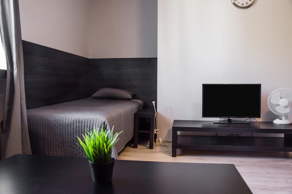 Bed, TV and multimedia, Living room, Photo of the whole room, Seating area, On site