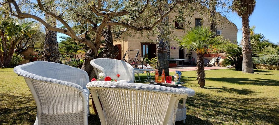 Property building, Patio, Spring, Day, Garden, Garden, Living room, Seating area, Dining area, Garden view