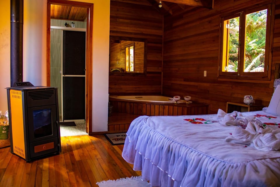 Bed, Hot Tub, Photo of the whole room, Bedroom