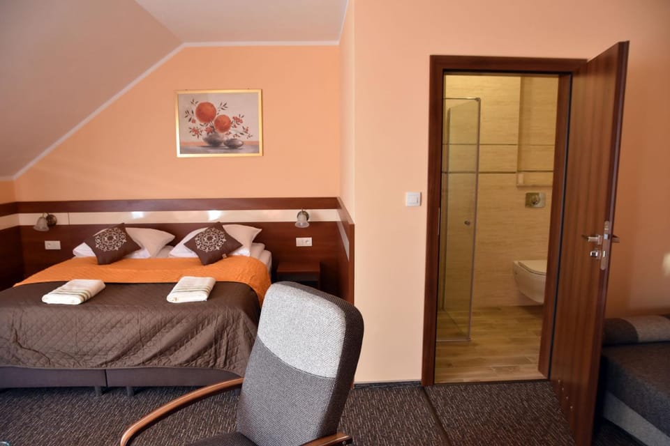Shower, Toilet, Bed, Bathroom, Other, Photo of the whole room, Decorative detail, Seating area, Bedroom, Area and facilities