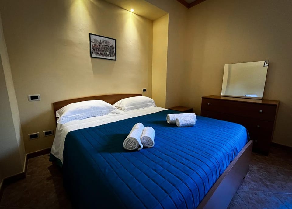 Bed, Photo of the whole room, Bedroom, towels
