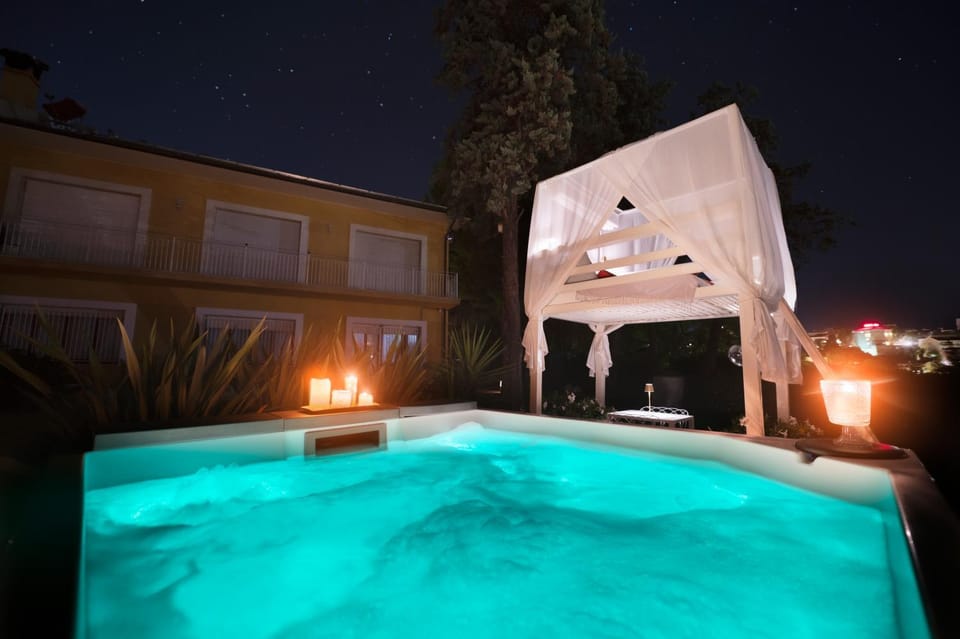 Bed, Pool view