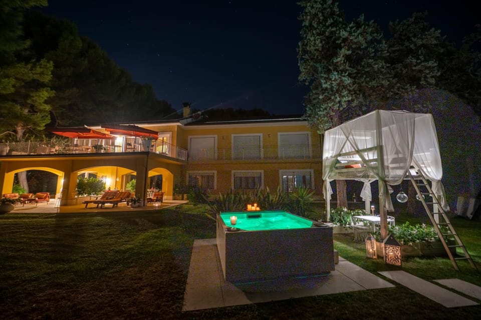 Property building, Facade/entrance, Hot Tub