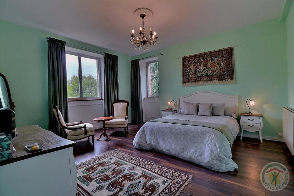 Bed, Seating area