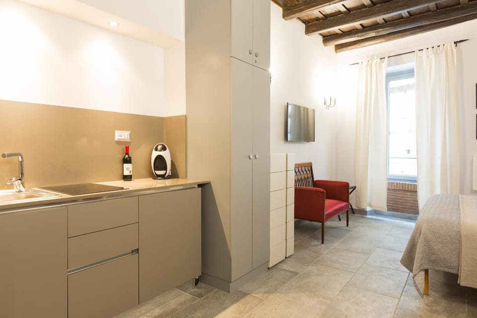 Restaurant/places to eat, Bed, Place of worship, On-site shops, TV and multimedia, Coffee/tea facilities, Kitchen or kitchenette, Living room, Photo of the whole room, Decorative detail, City view, City view, Landmark view, Landmark view, Street view