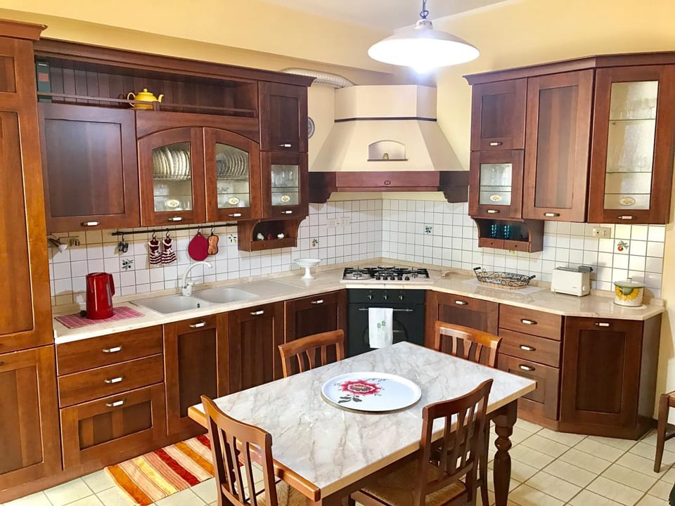 Coffee/tea facilities, Kitchen or kitchenette, Dining area