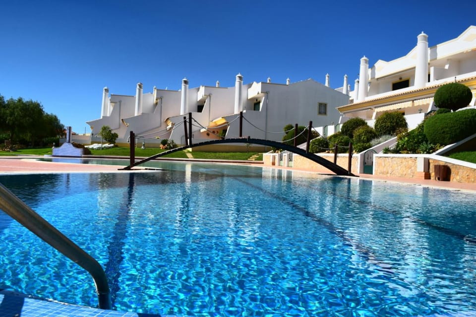 Townhouse 700m from Sao Rafael Beach Villa in Guia