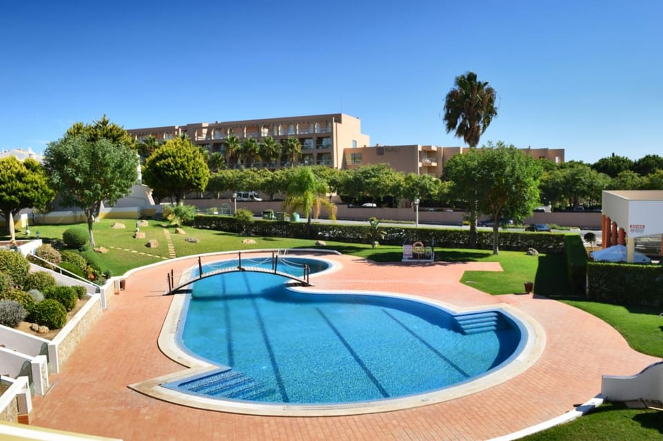Townhouse 700m from Sao Rafael Beach Villa in Guia