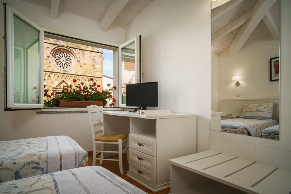 Communal lounge/ TV room, Bed, TV and multimedia, Photo of the whole room, Bedroom, hair dresser