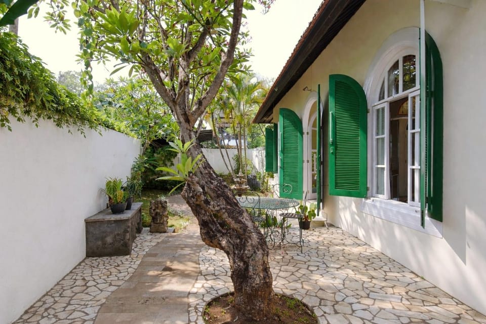 Property building, Patio, Spring, Day, Garden, Garden view