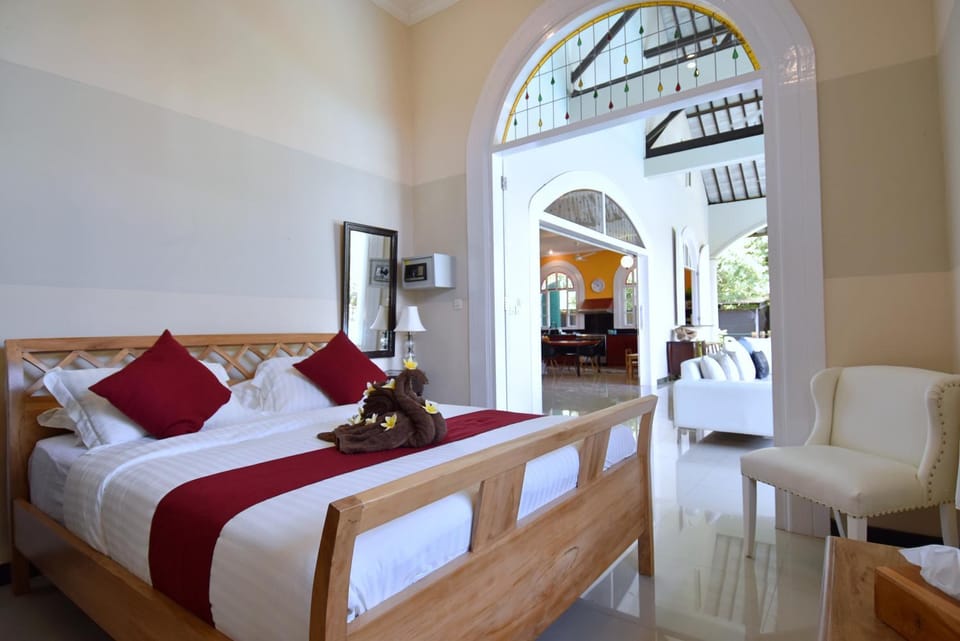 Bed, Living room, Photo of the whole room, Seating area, Bedroom