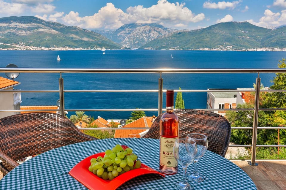 Property building, View (from property/room), Balcony/Terrace, Food and drinks, Other, Decorative detail, City view, Landmark view, Mountain view, Sea view, Family