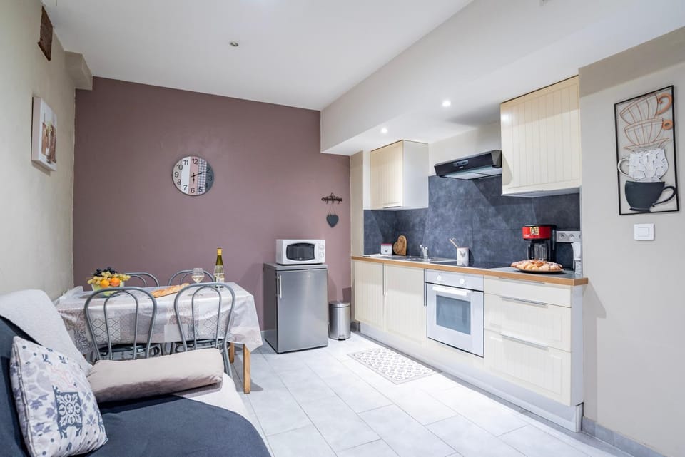 Kitchen or kitchenette, Living room, Seating area, Dining area