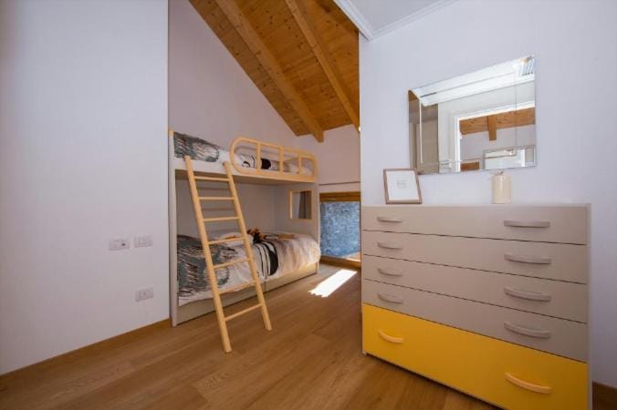 Bedroom, bunk bed