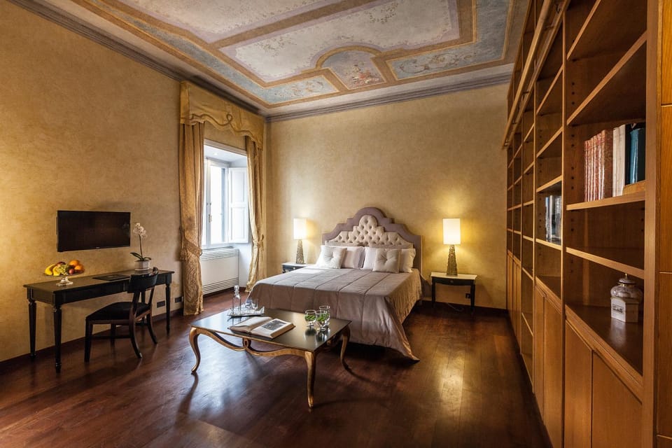 Library, Photo of the whole room, Decorative detail, City view, group of guests