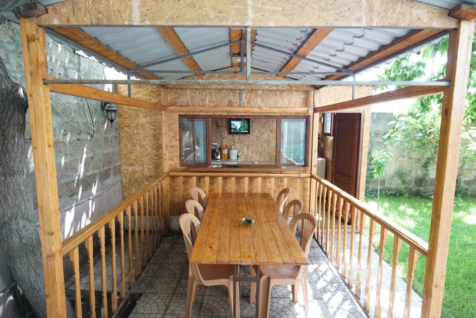 Day, Dining area