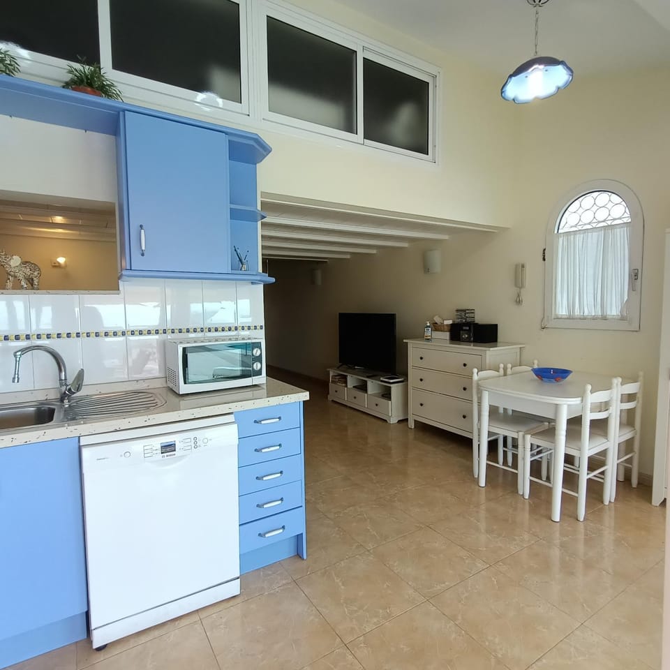 Kitchen or kitchenette, Dining area, dishwasher, minibar, pet friendly, stove, toaster