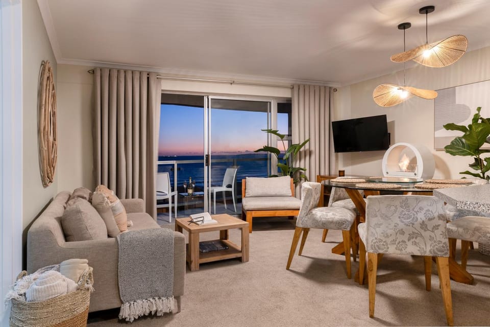 Natural landscape, TV and multimedia, Living room, Seating area, Dining area, Sea view