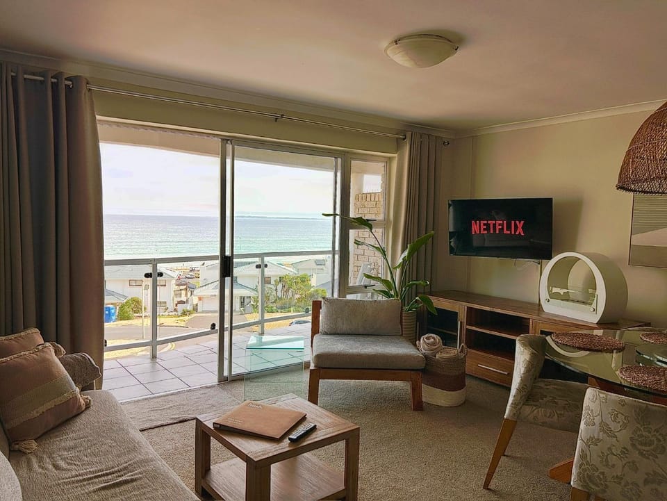 TV and multimedia, Balcony/Terrace, Living room, Photo of the whole room, Seating area, Dining area, Sea view