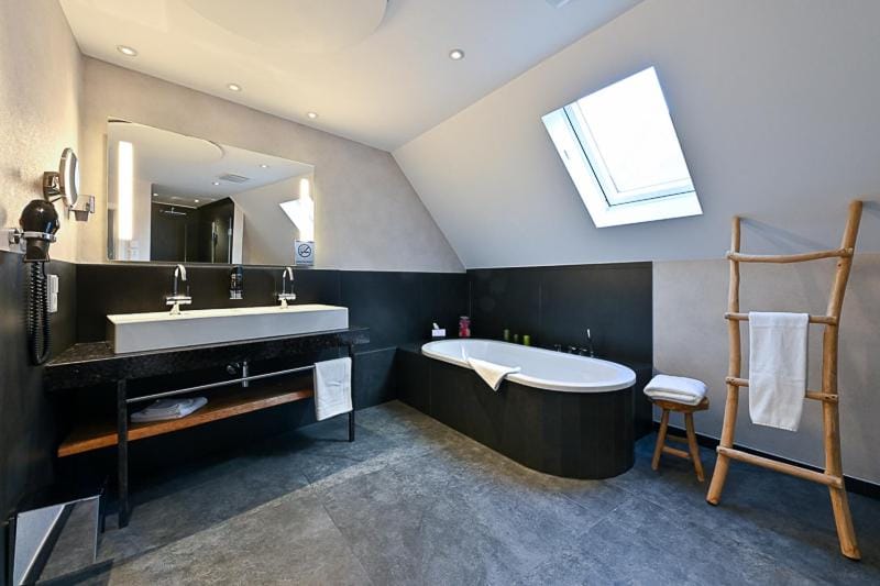 Shower, On-site shops, Bathroom, Bath, laundry