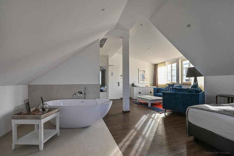 Restaurant/places to eat, Massage, Sauna, Bathroom, Fitness centre/facilities, Seating area, Breakfast, Bath, safe