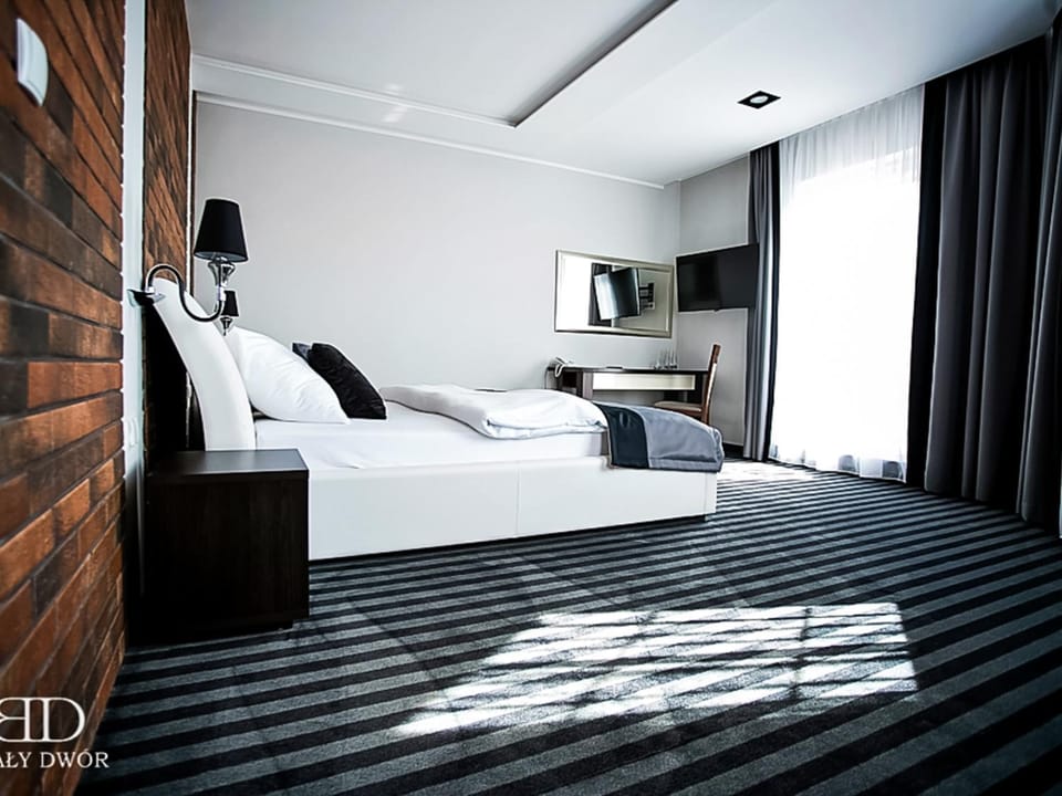 Bed, TV and multimedia, View (from property/room), Seating area, Bedroom