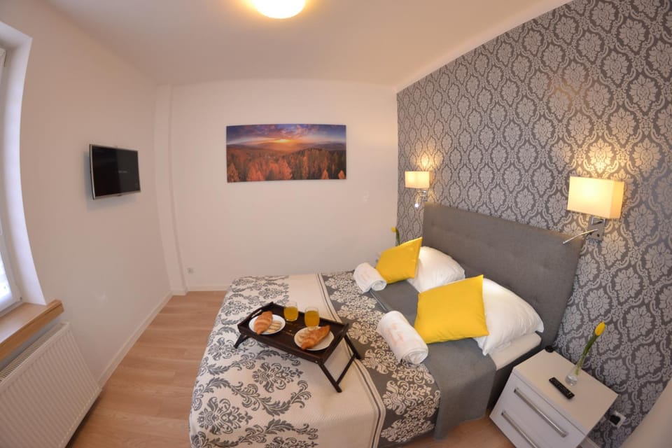 Bed, Food close-up, Other, Photo of the whole room, Decorative detail, Food, Drinks, Non alcoholic drinks