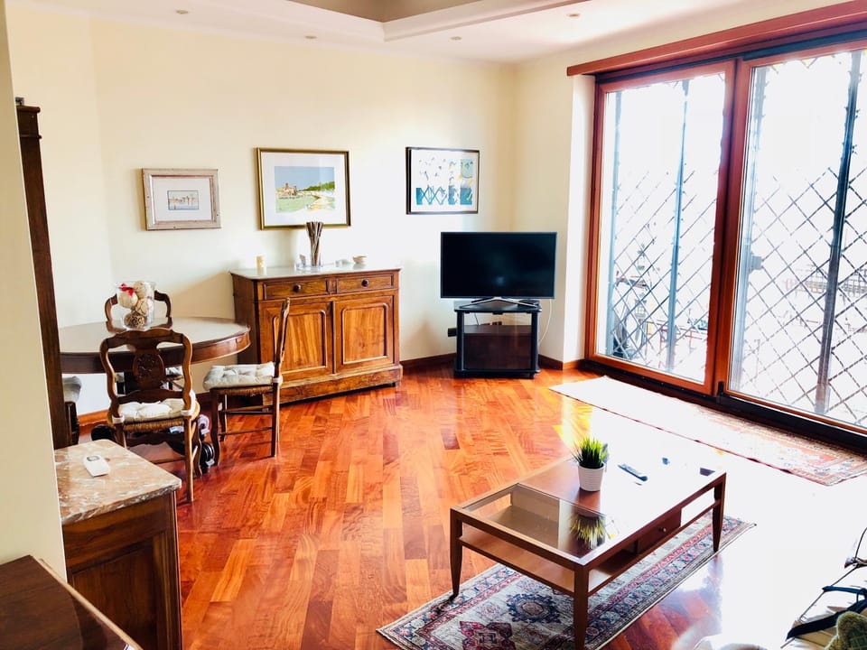 TV and multimedia, Living room, Seating area, Dining area