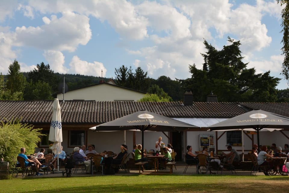 Restaurant/places to eat, Day, Garden, group of guests