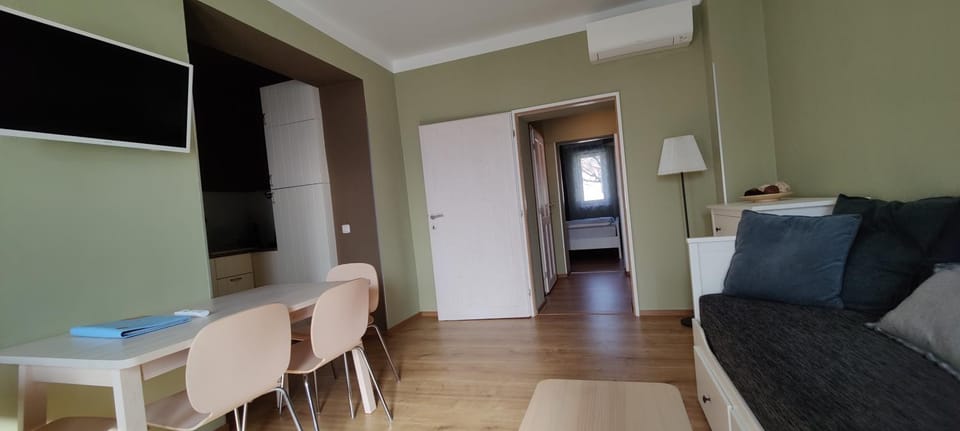 TV and multimedia, Living room, Seating area, Dining area, Evening entertainment