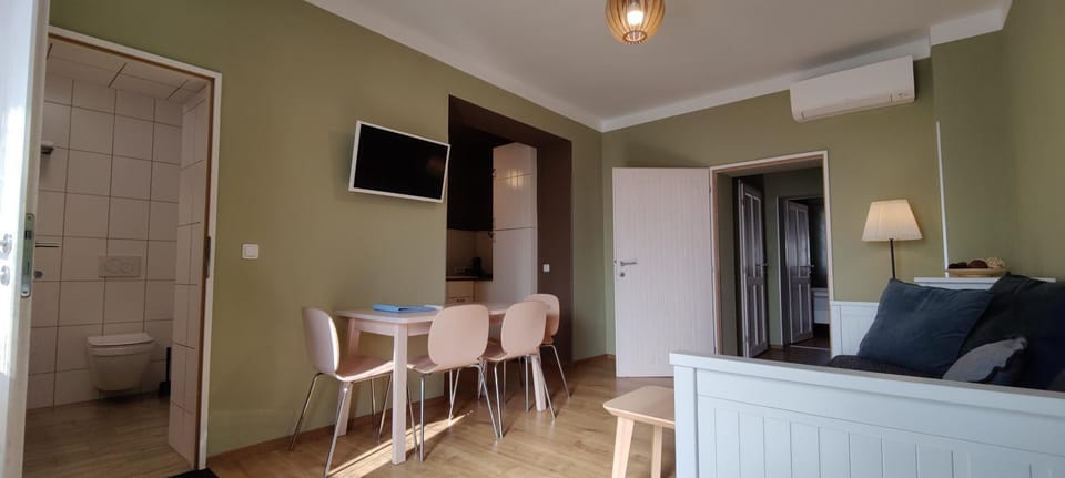 Communal lounge/ TV room, Bed, TV and multimedia, Living room, Photo of the whole room, Seating area, Dining area, Evening entertainment, air conditioner