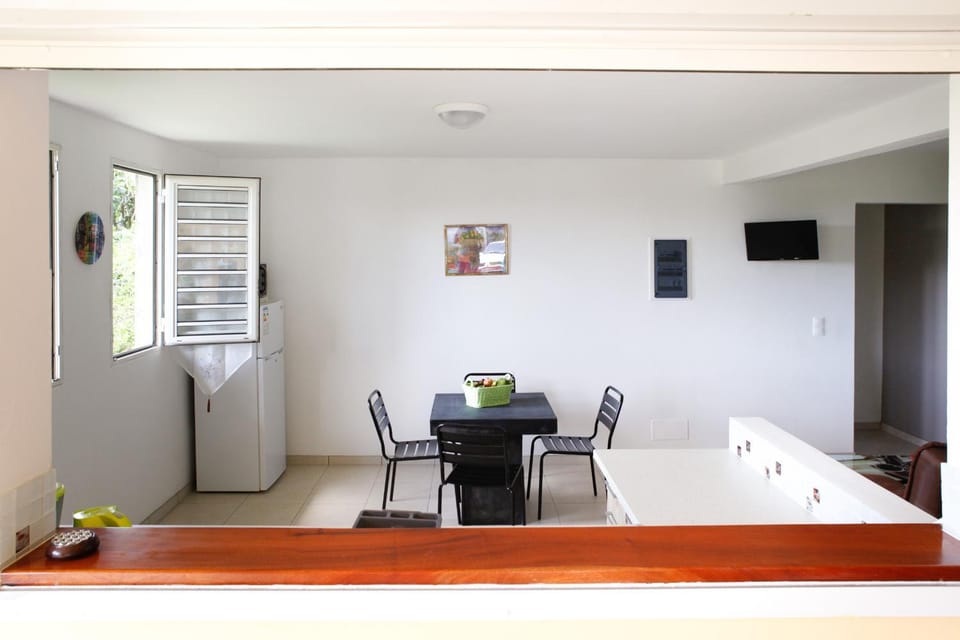 Kitchen or kitchenette, Living room, Seating area, Dining area
