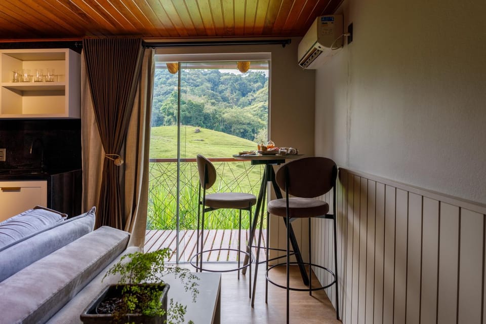Kitchen or kitchenette, Seating area, Dining area, Breakfast