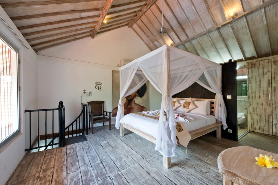 Bed, Seating area, Bedroom