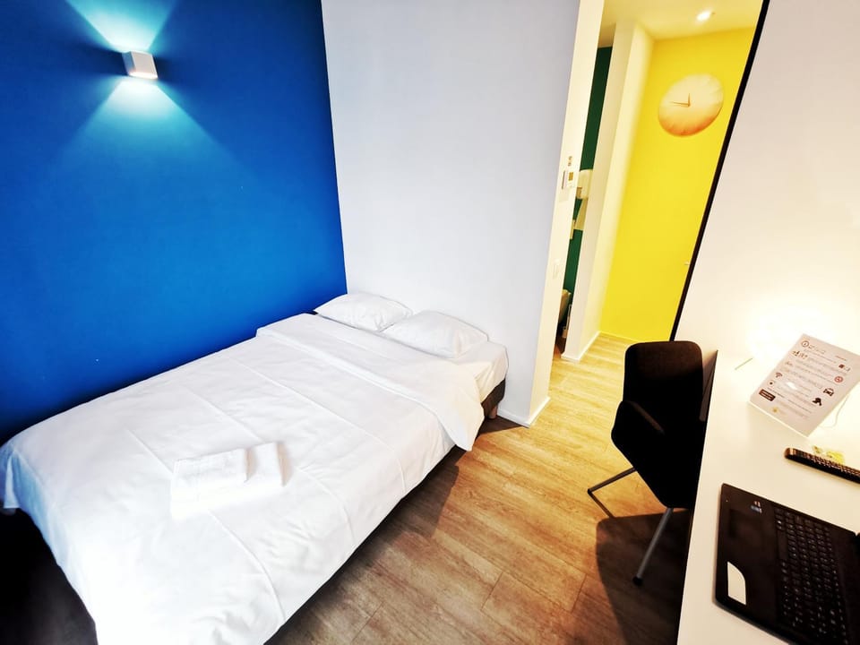 TV and multimedia, Seating area, Bedroom