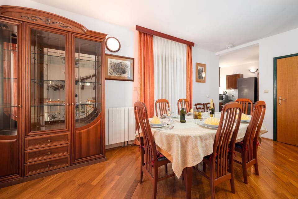 Dining area, kitchen, air conditioner