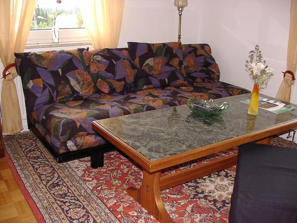 Photo of the whole room, Decorative detail
