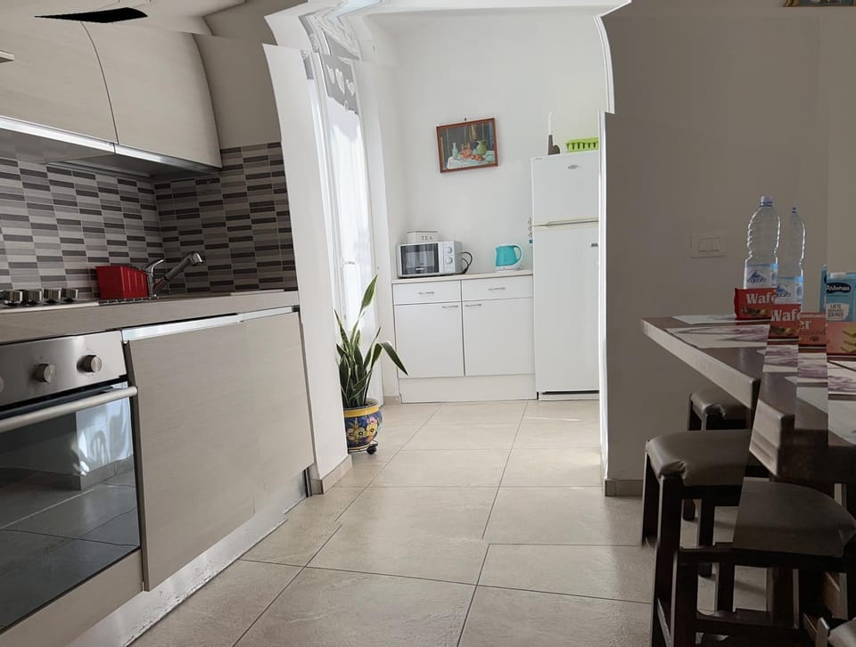 Kitchen or kitchenette, dishwasher, minibar