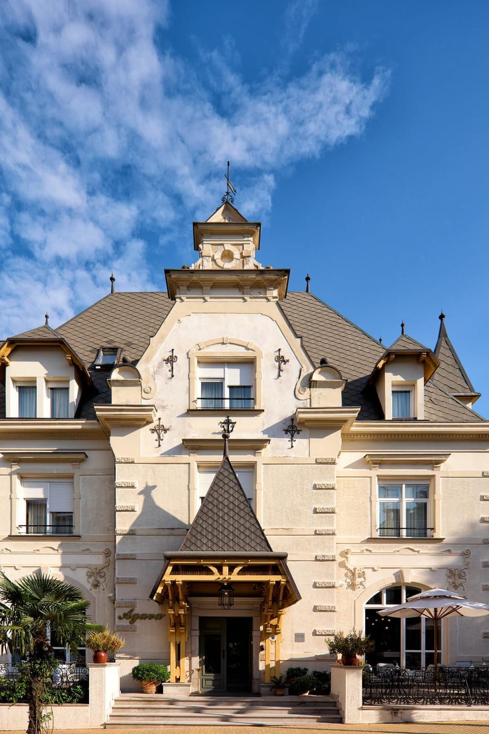 Property building, Facade/entrance, Food close-up, Day, Bird's eye view, Children play ground, Balcony/Terrace, Beach, Tennis court, City view, Landmark view