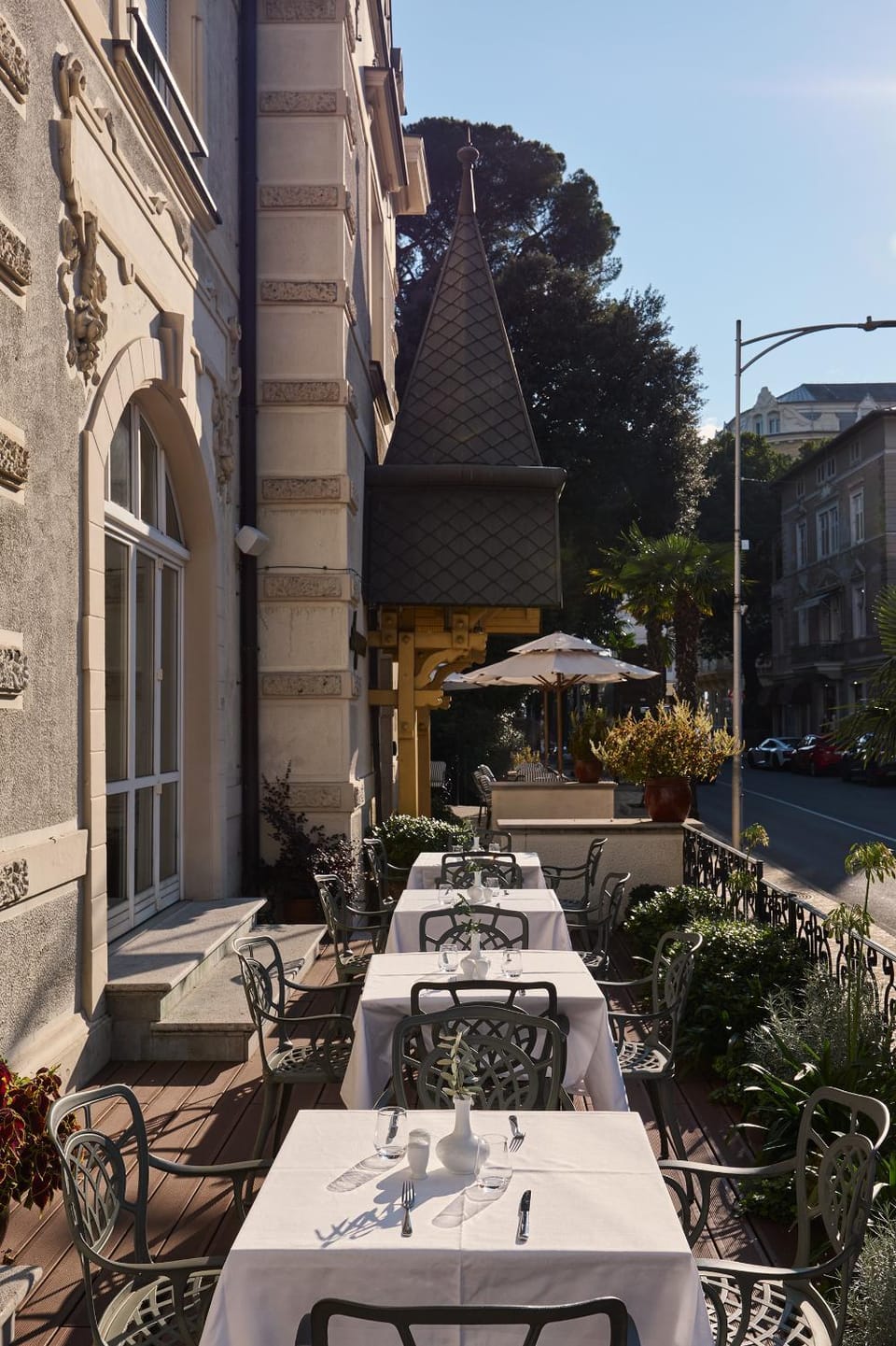 Property building, Restaurant/places to eat, Day, Balcony/Terrace, City view, Breakfast, Buffet breakfast, Lunch, Location