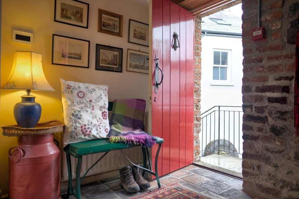 Property building, Facade/entrance, Decorative detail, Seating area