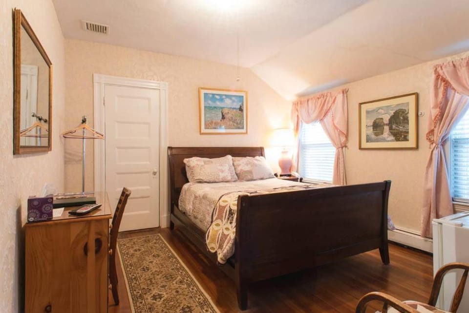 The Coolidge Corner Guest House: A Brookline Bed and Breakfast Inn in Brookline