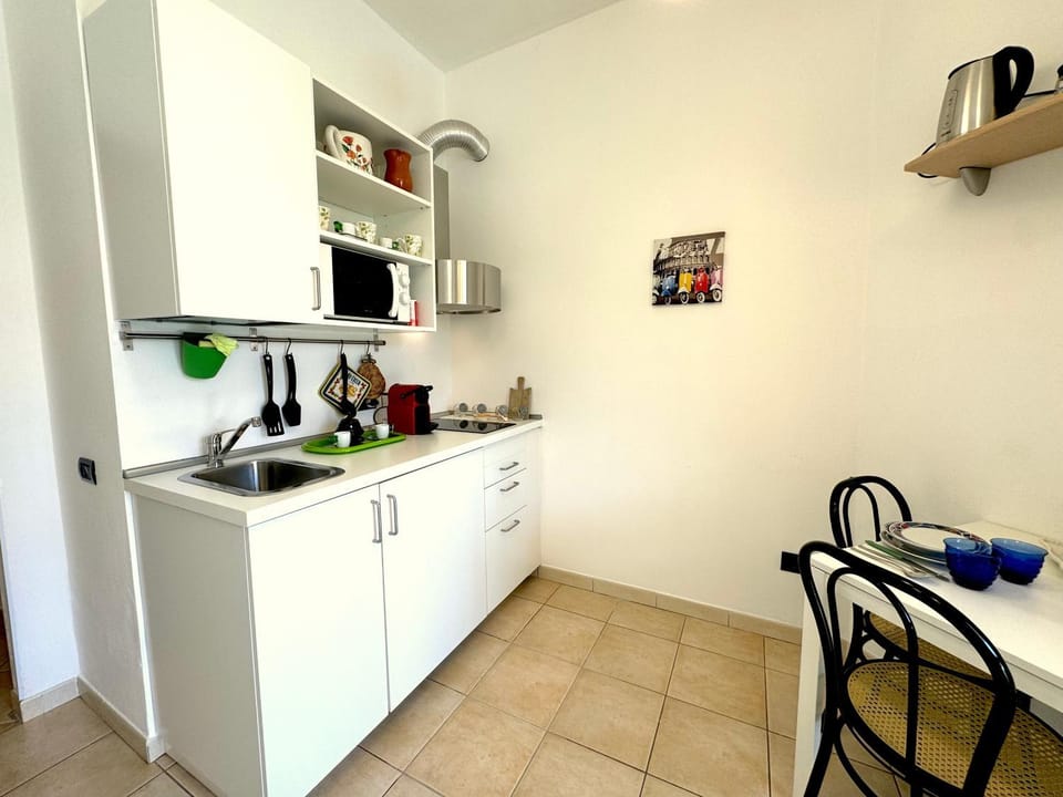 Coffee/tea facilities, Kitchen or kitchenette, Meals, furniture, heating, microwave, stove, kitchen