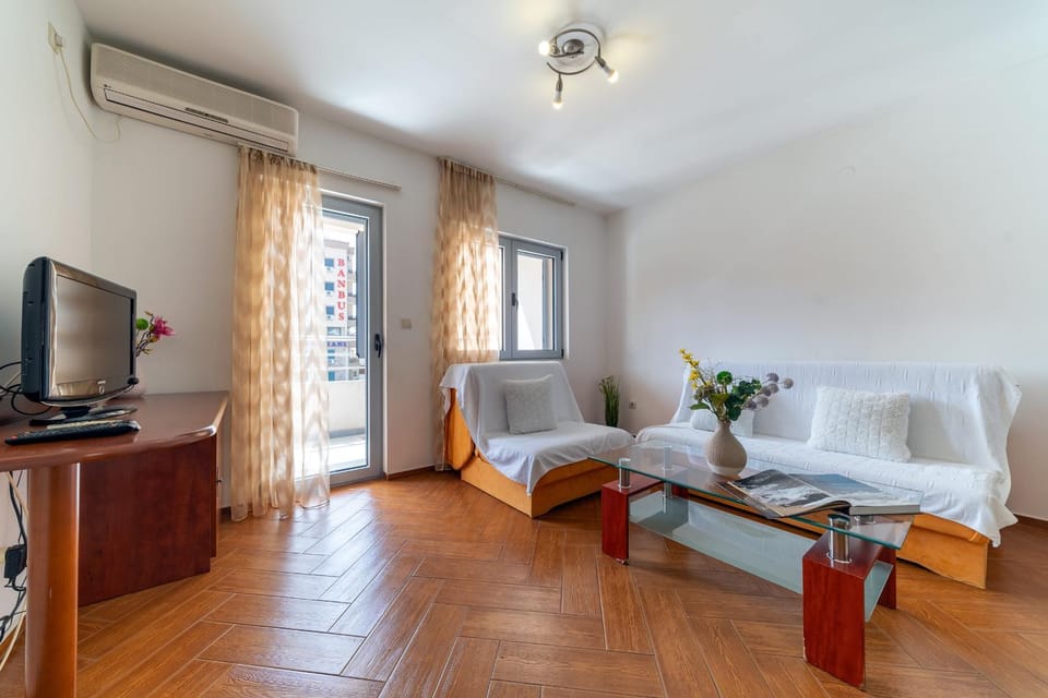 Communal lounge/ TV room, TV and multimedia, Living room