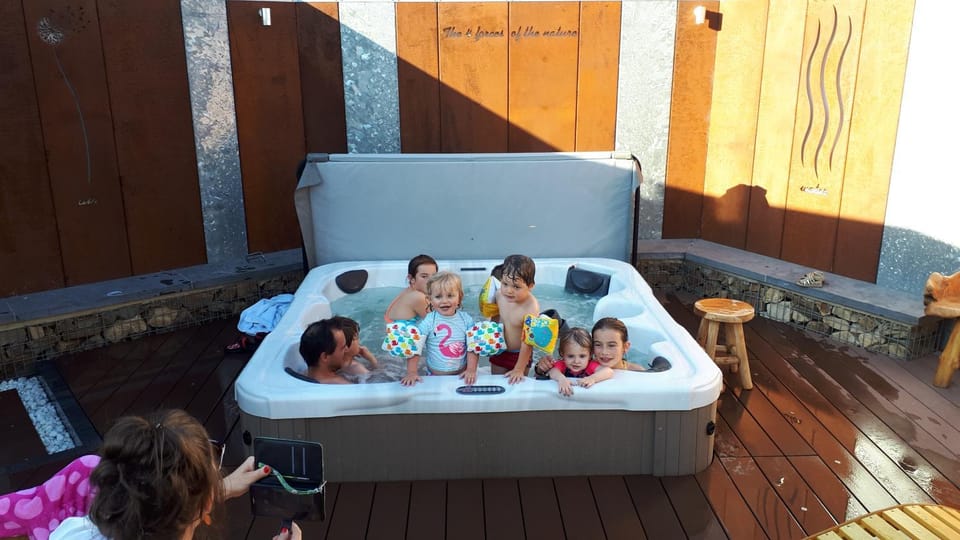 People, Hot Tub, Spa and wellness centre/facilities, children, group of guests, Family